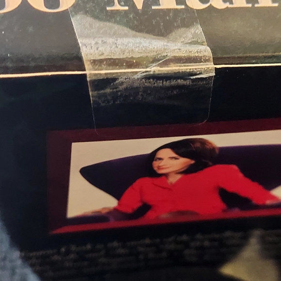 Carol Higgins Clark Mystery Jigsaw Puzzle - Picture 16 of 16